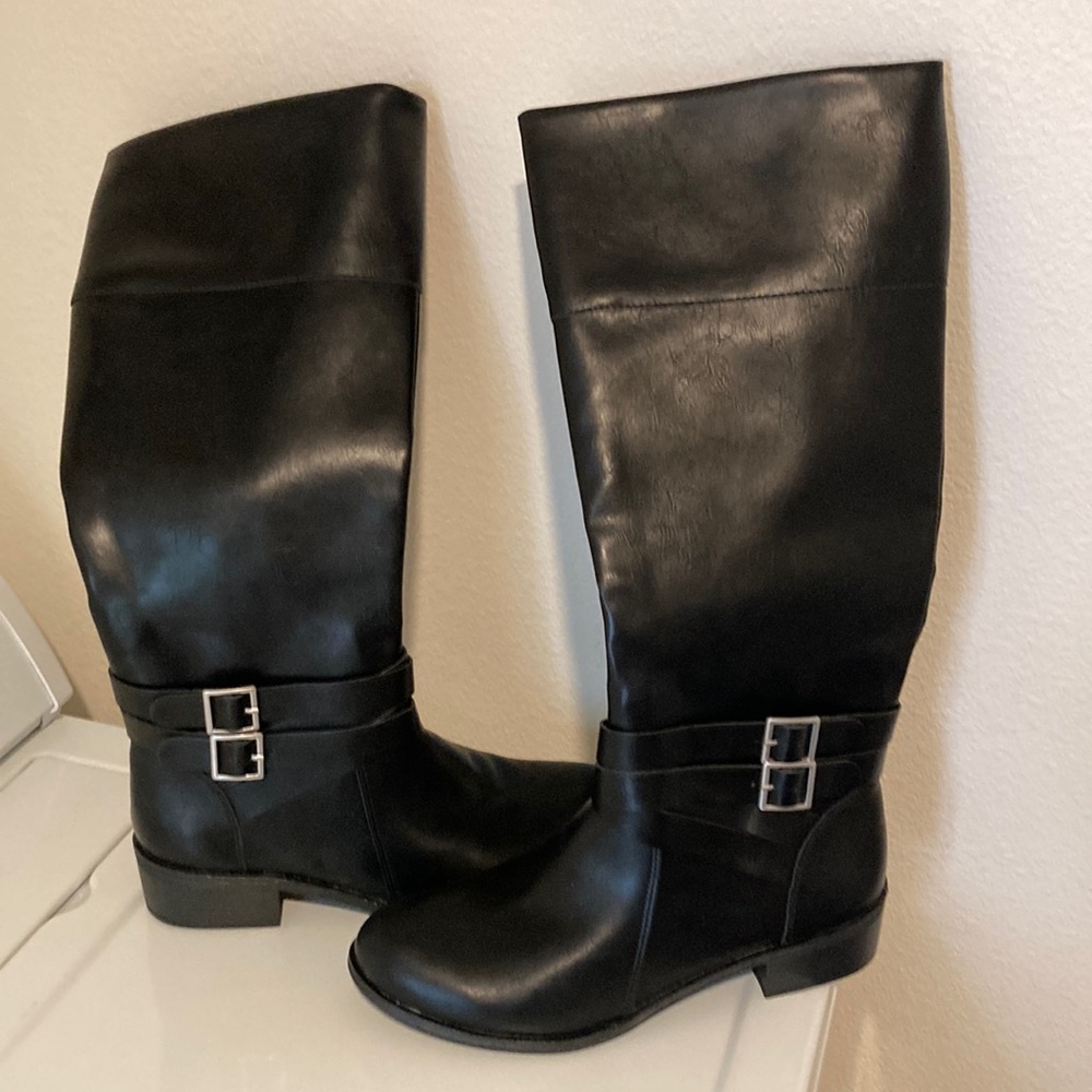Very nice black boots , never worn like new..Very cute and dressy..